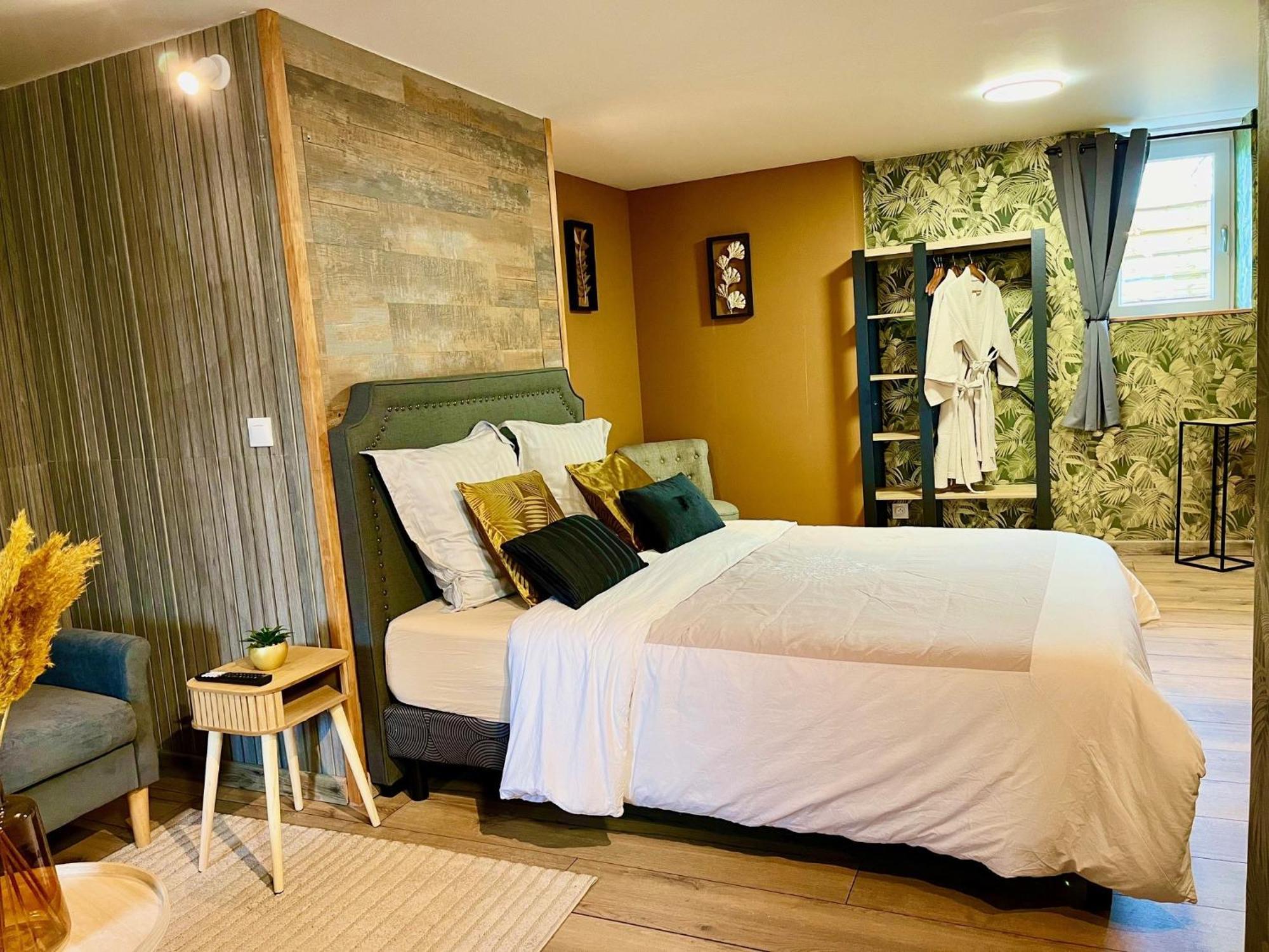 Le Manoir Des Haies Spa Les Champs-Géraux Kültér fotó